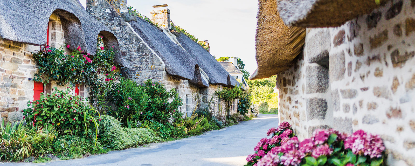 Kercanic, the most flowery thatched houses hamlet 