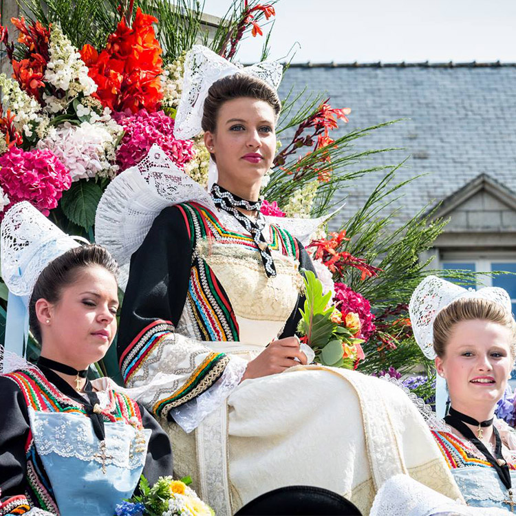 Le costume traditionnel breton de Pont-Aven - Office de Tourisme