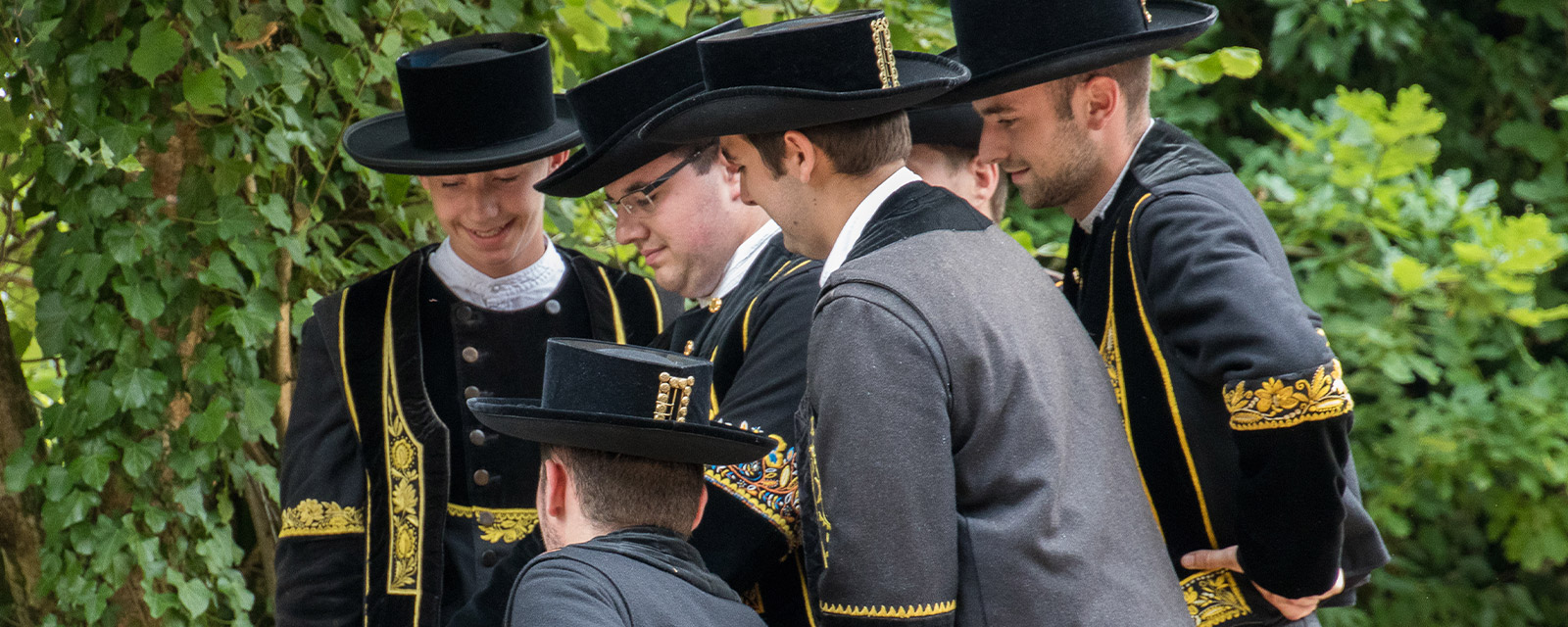 Le costume brodé de jaune des Elliantais