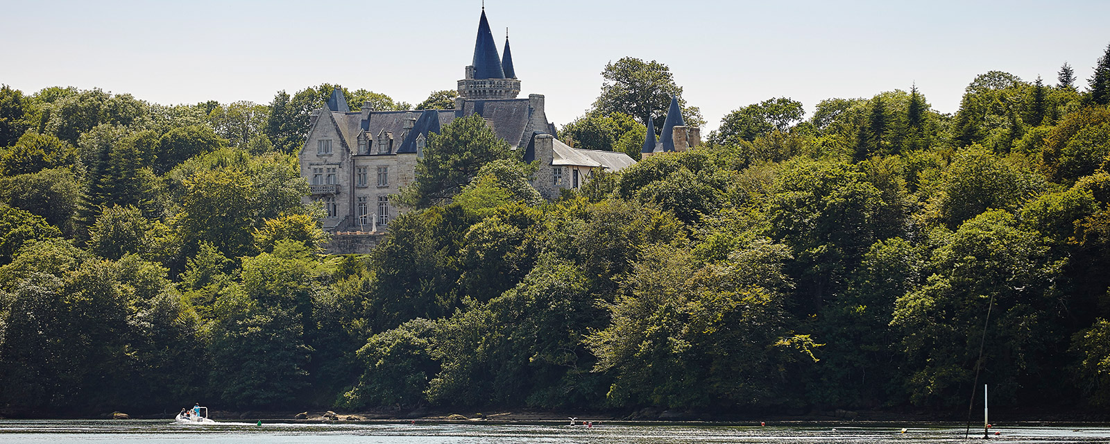 Le long de la rivière de l'Aven