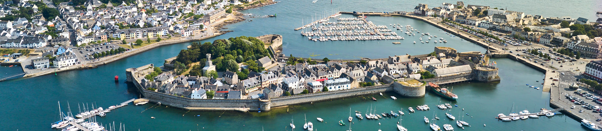 Vue de la Ville Close de Concarneau en Bretagne, un site historique incontournable à visiter - Office de Tourisme de Concarneau à Pont-Aven
