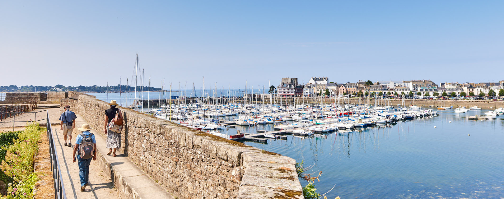 Vue sur le port de plaisance depuis les remparts de la Ville Close