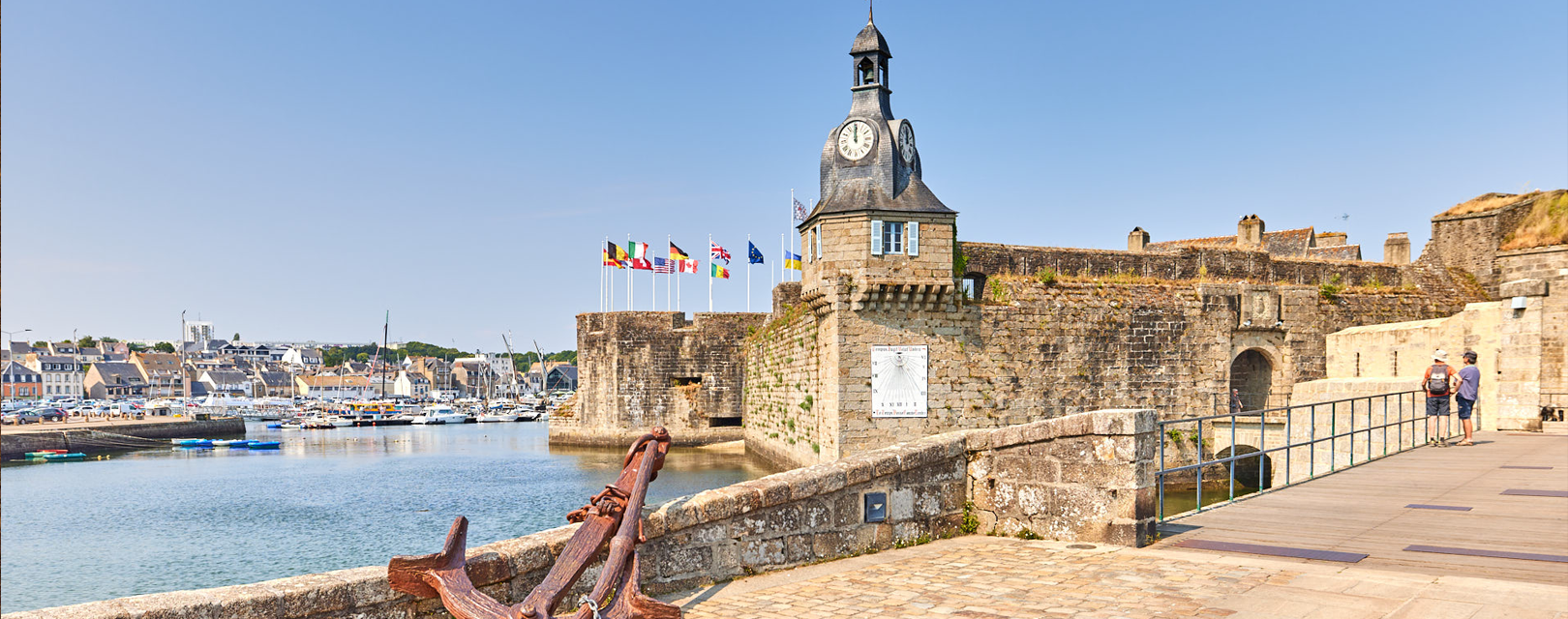 L'entrée de la Ville Close avec son beffroi et son ancre