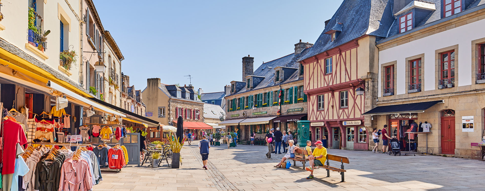 La place Saint-Guénolé en Ville Close et sa fontaine
