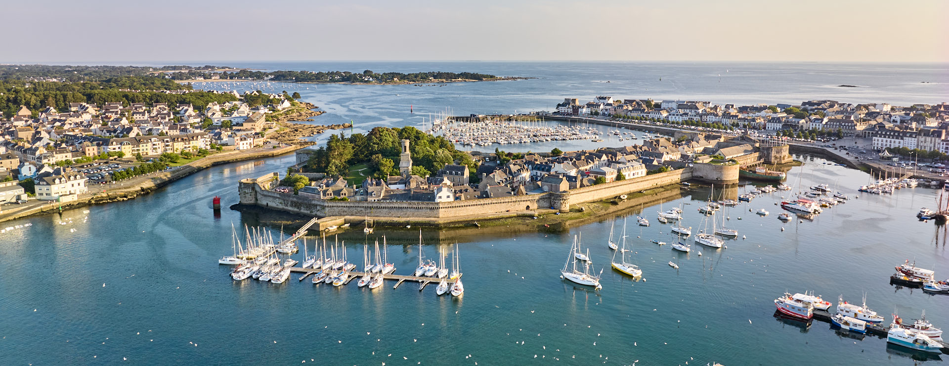 Vue aérienne sur la Ville Close de Concarneau, le port de pêche et le port de Plaisance.