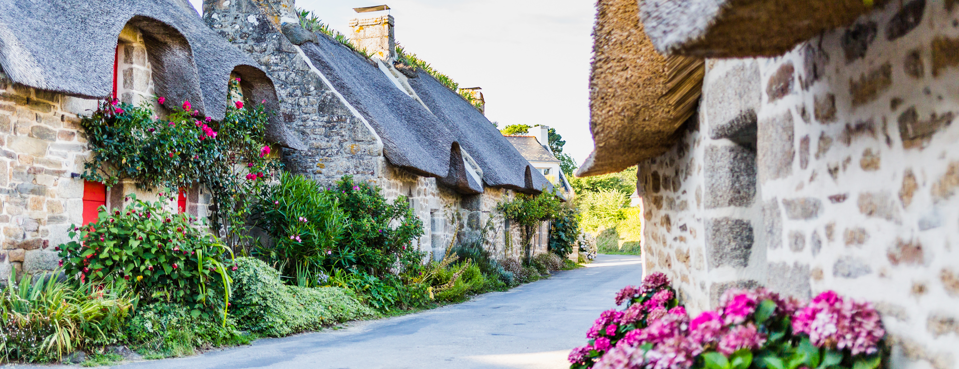 vue sur le hameau de chaumières de Kercanic à Névez depuis la rue principale.