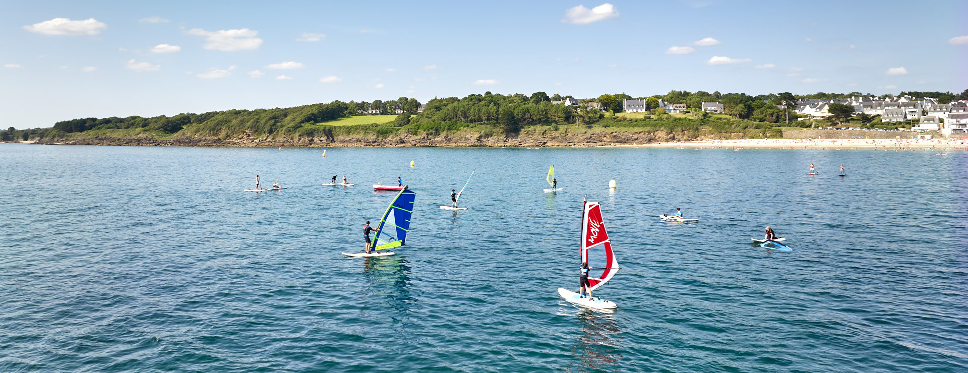 Vue aérienne d'un cours de planche à voile devant la plage des Sables Blancs à Concarneau