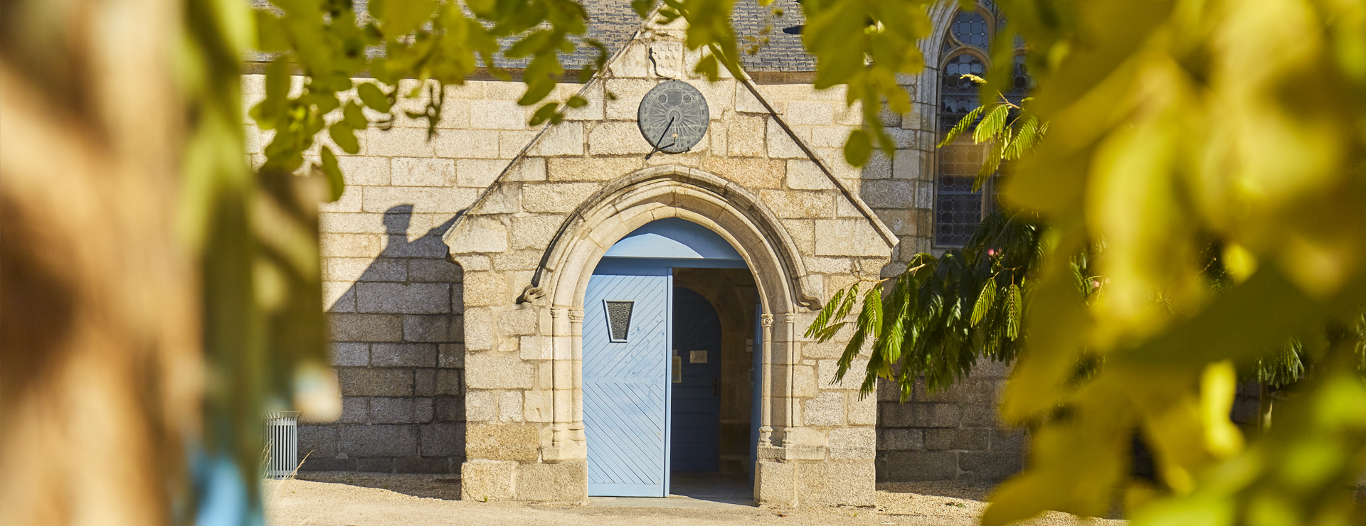 Porte bleue ouverte d'une chapelle dans le pays de rosporden