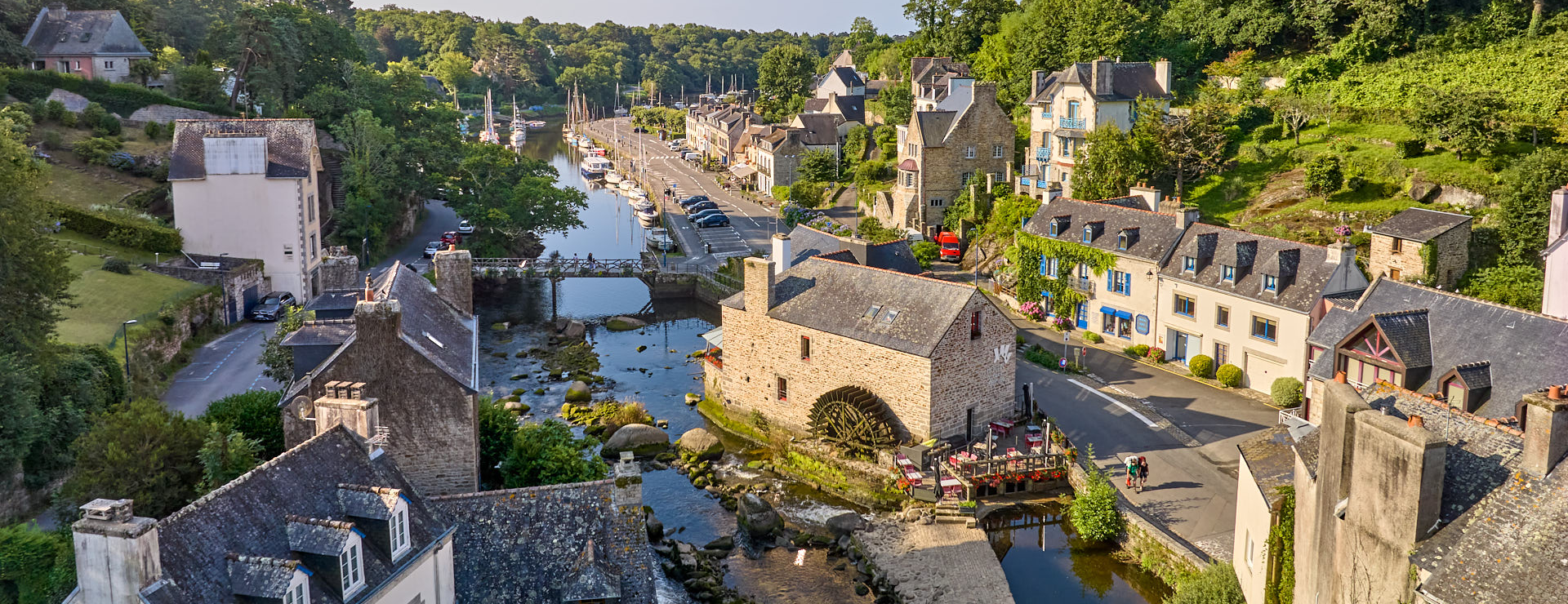 vue aérienne sur le port de pont-aven, la rivère de l'aven et ses moulins.
