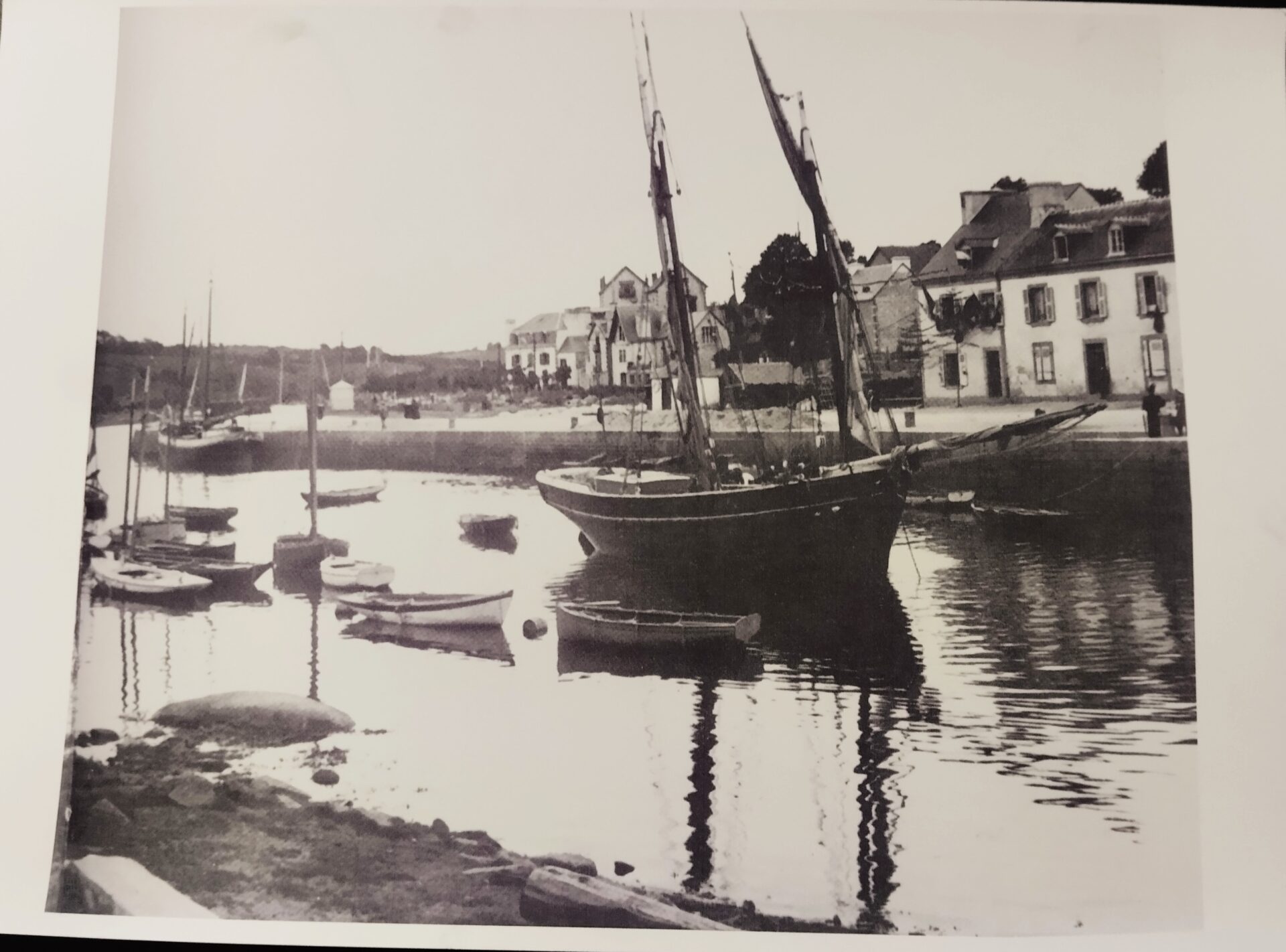 Exposition sur le port de Pont-Aven